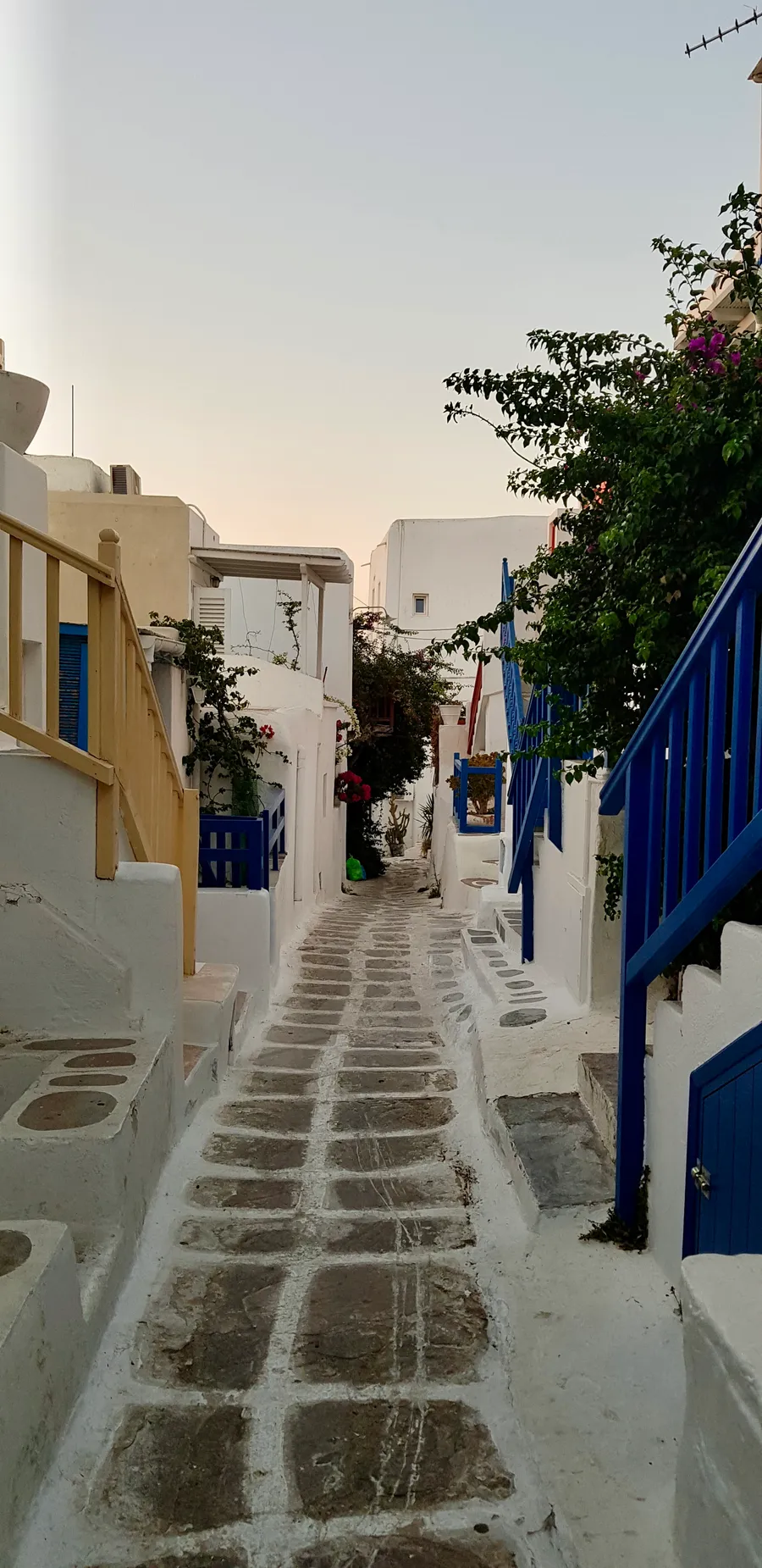 Vista interna das ruas de Mykonos ao entardecer