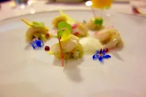 Vieiras marinadas com espuma de mação do restaurante River Lounge
