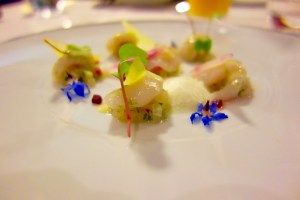 Vieiras marinadas com espuma de mação do restaurante River Lounge
