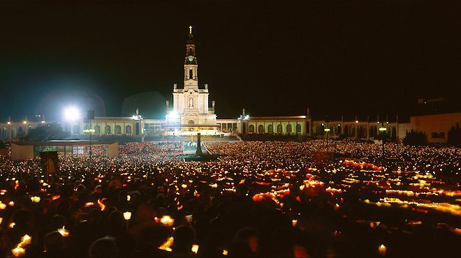 Santuário de Fátima iluminado à noite
