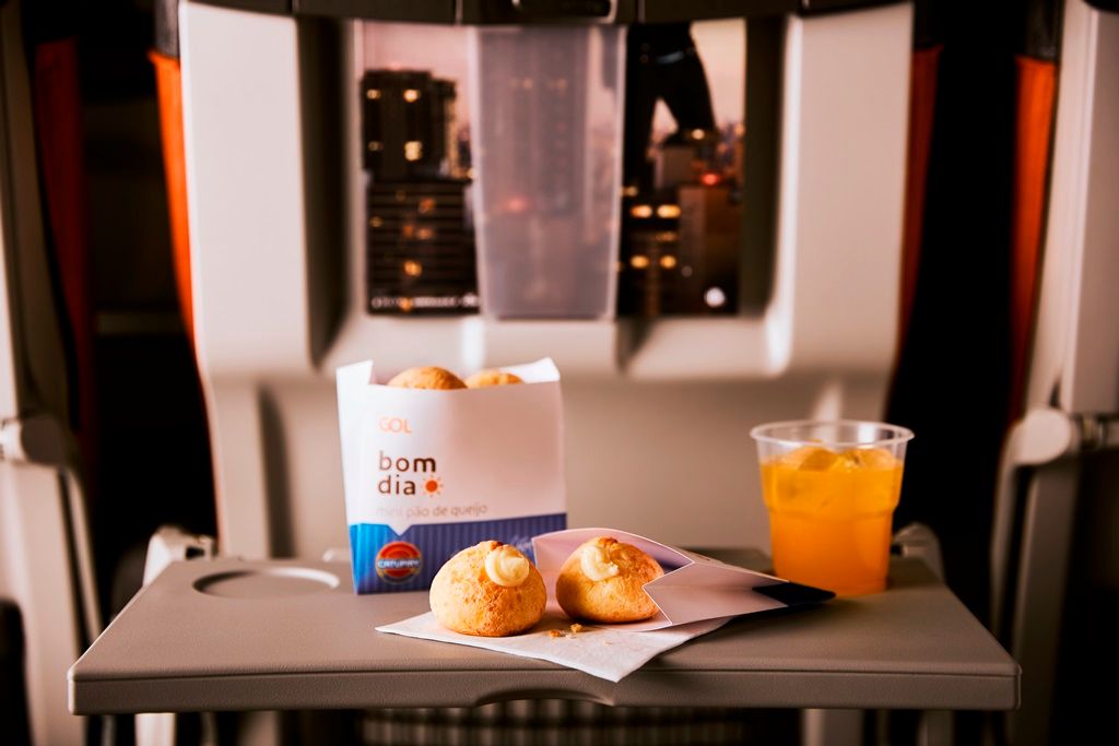 GOL oferece hamburguer e pão de queijo em rotas selecionadas