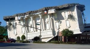 Wonder Works - Casa de ponta-cabeça