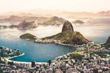 Vista aérea do Rio de Janeiro mostrando praias e montanhas