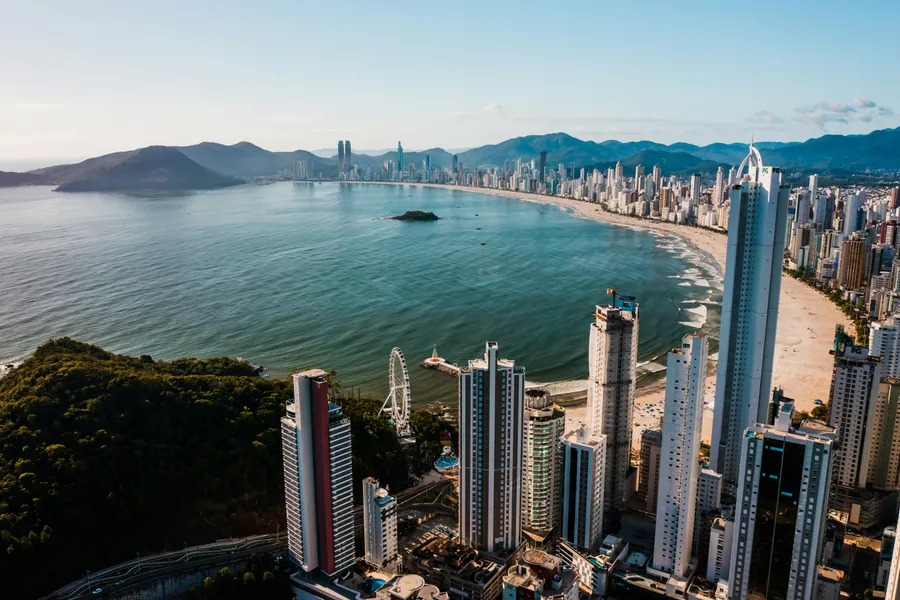 Vista aérea de Balneário Camboriú com prédios e praia