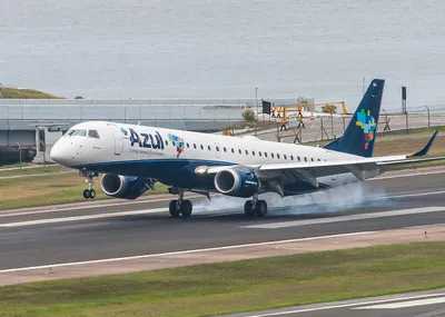 Aeronave da Azul em pista no Aeroporto Santos Dumont, no Rio de Janeiro
