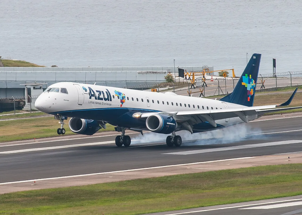 Aeronave da Azul em pista no Aeroporto Santos Dumont, no Rio de Janeiro