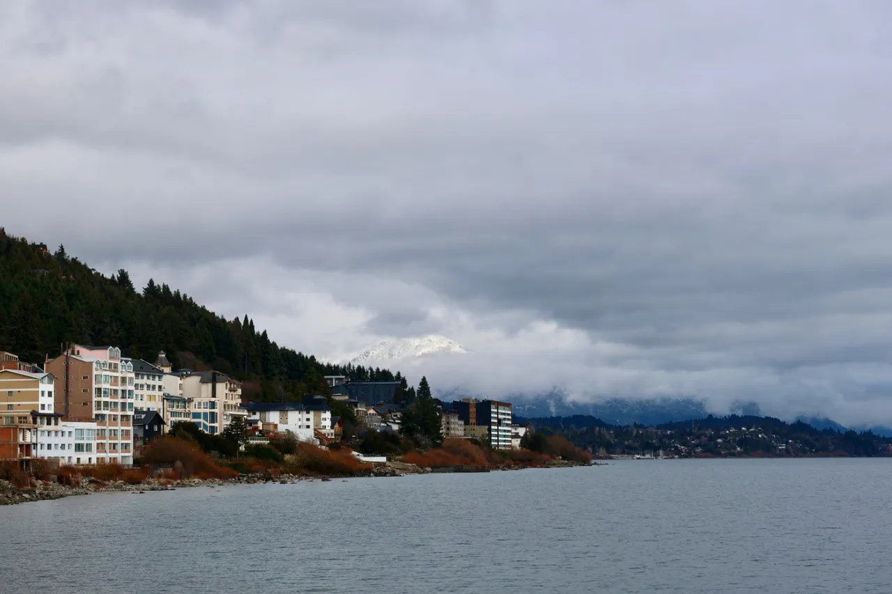 Vista de Bariloche com montanhas da Patagônia argentina, base para esquiar no Cerro Catedral e Cerro Bayo