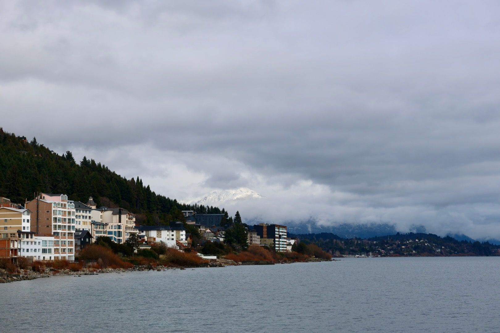 Vista panorâmica da cidade de Bariloche com o Lago Nahuel Huapi ao fundo