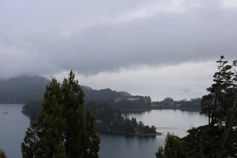 Vista alternativa do Hotel Llao Llao com o lago