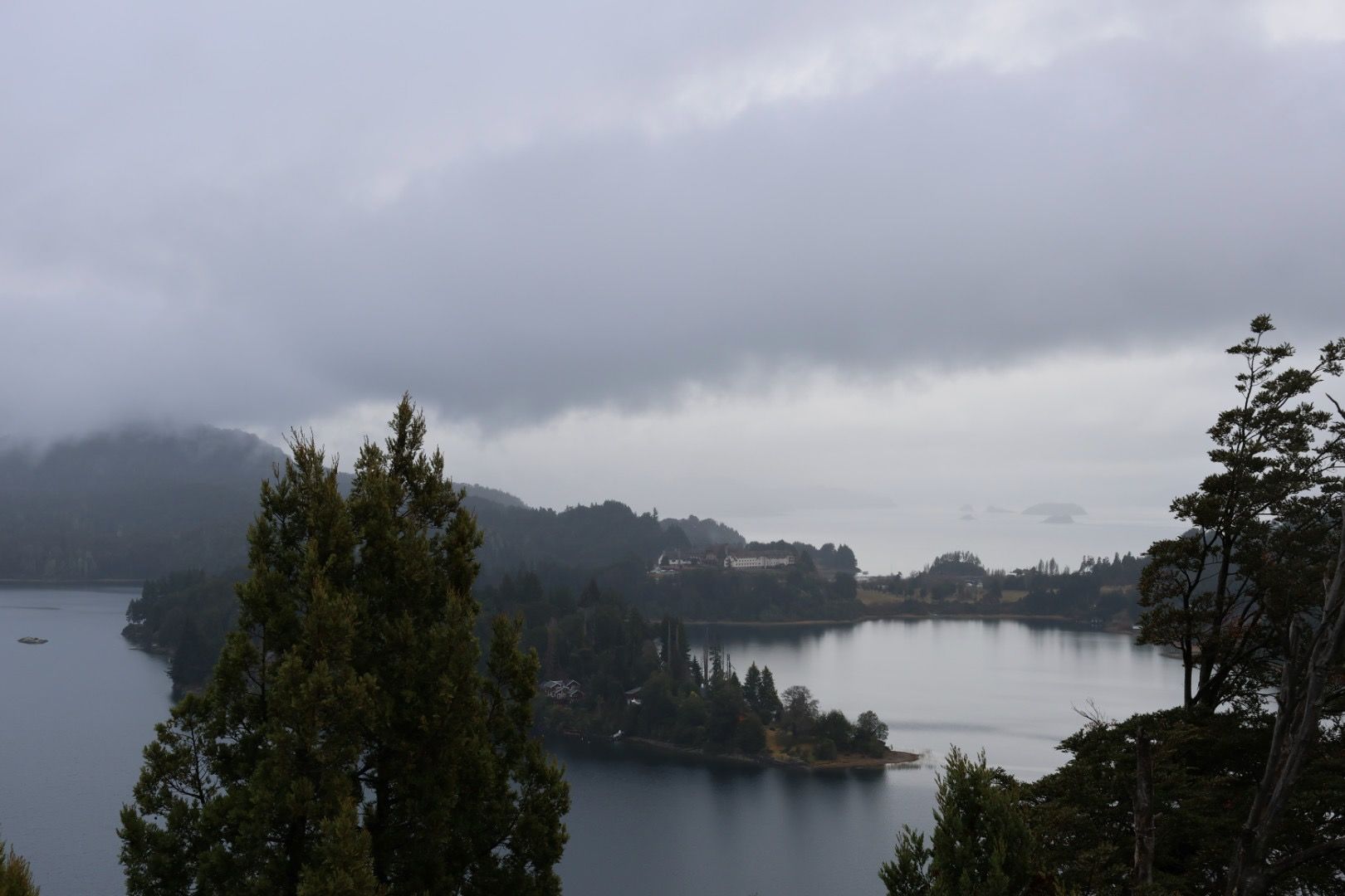 Vista alternativa do Hotel Llao Llao com o lago