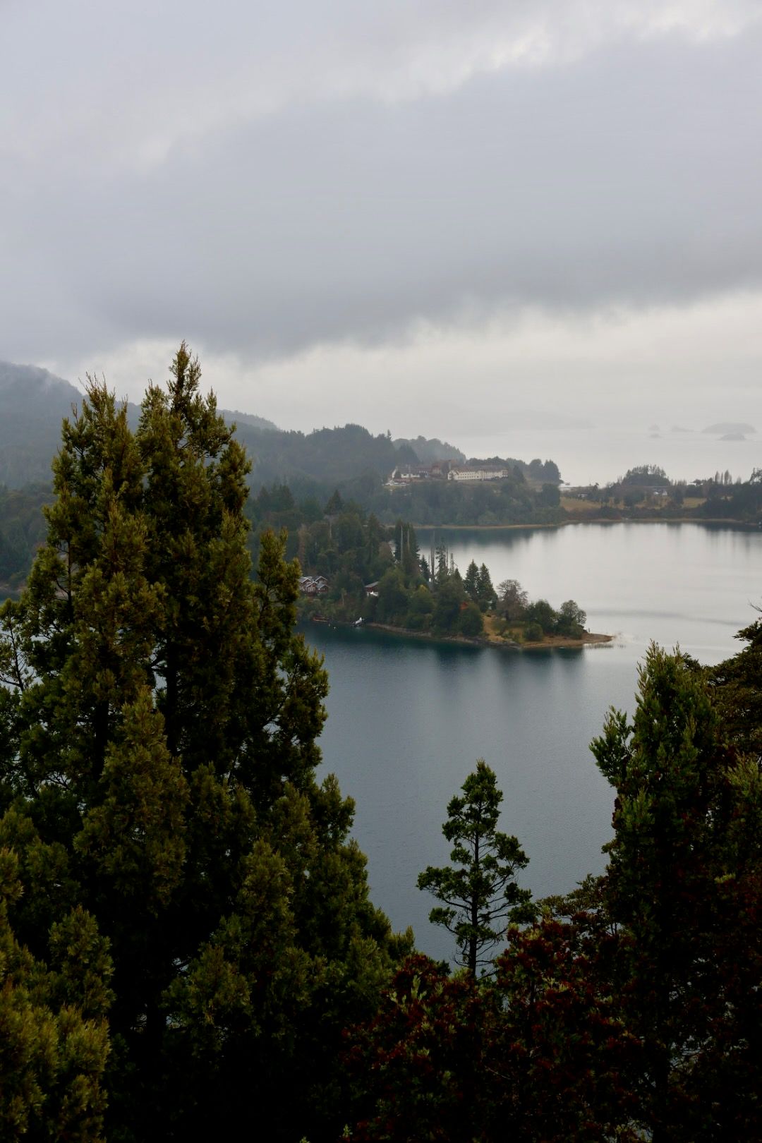 Hotel Llao Llao em Bariloche com vista para lagos e montanhas