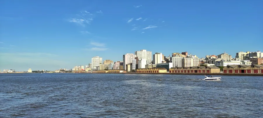 Vista de Porto Alegre com barco no Guaíba