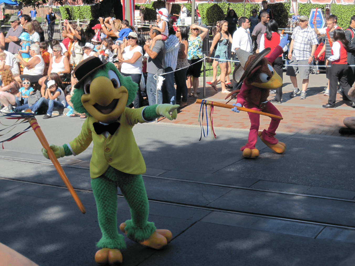 Zé Carioca e personagens Disney na Disneyland