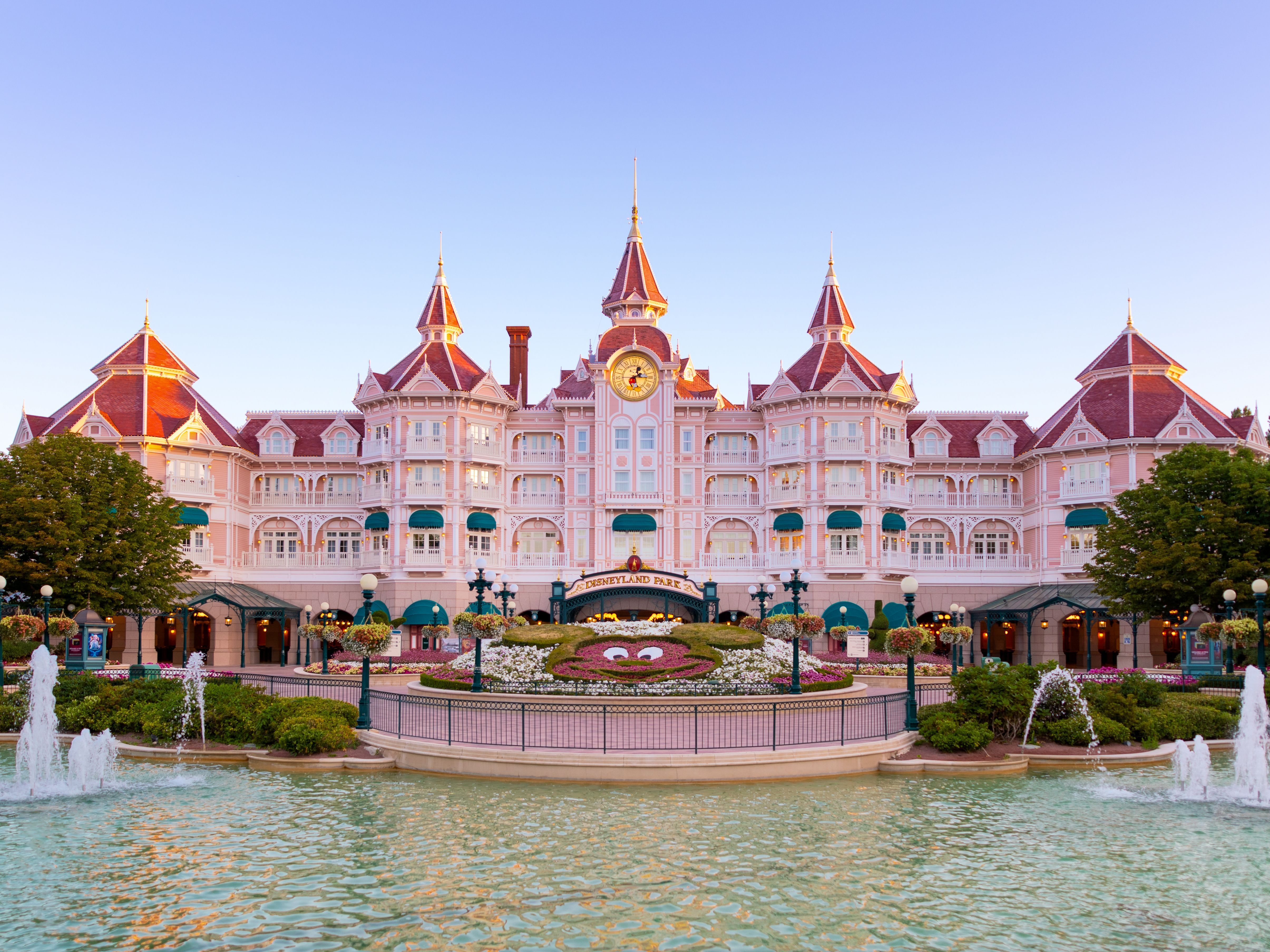 Fachada do Disneyland Hotel Paris na entrada do Disneyland Park