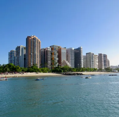 Orla de Fortaleza com praia, mar e edifícios