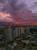Vista aérea de Goiânia sob céu nublado