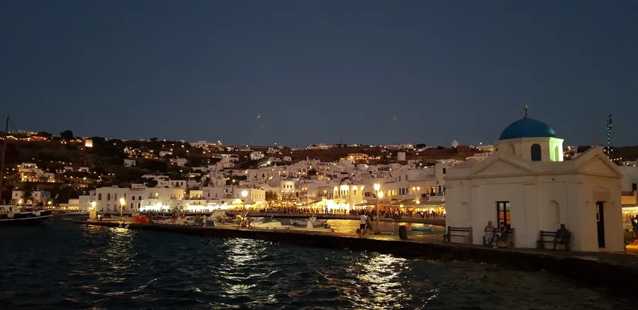 Vista noturna de Mykonos