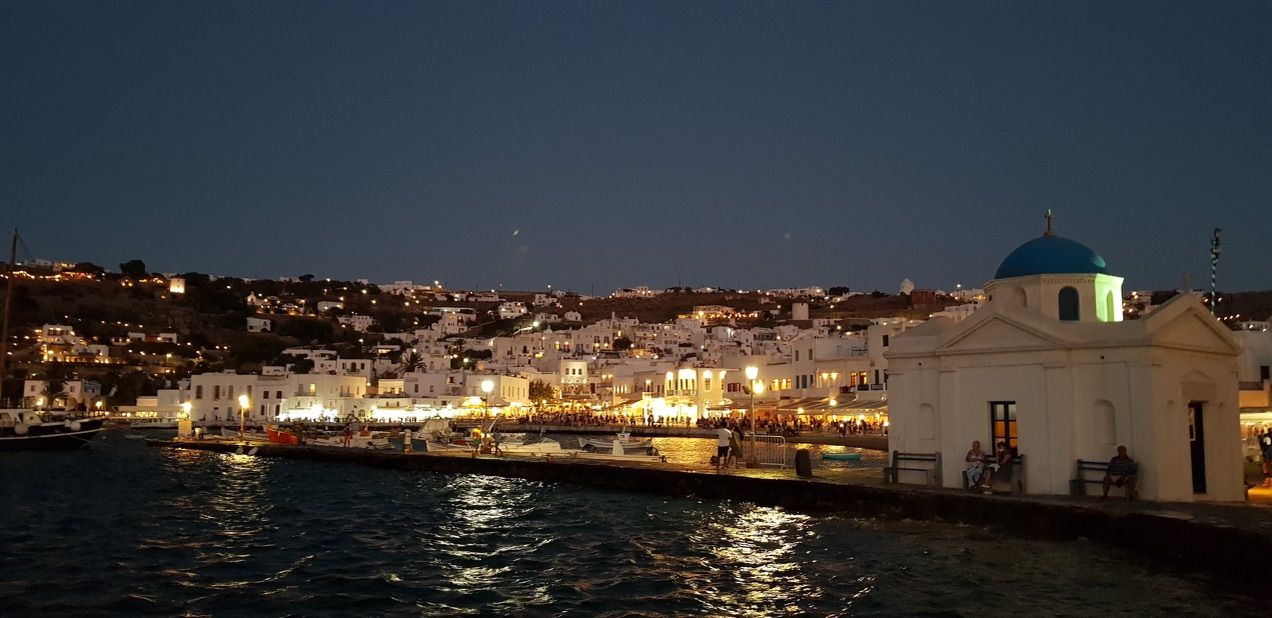 Vista noturna de Mykonos