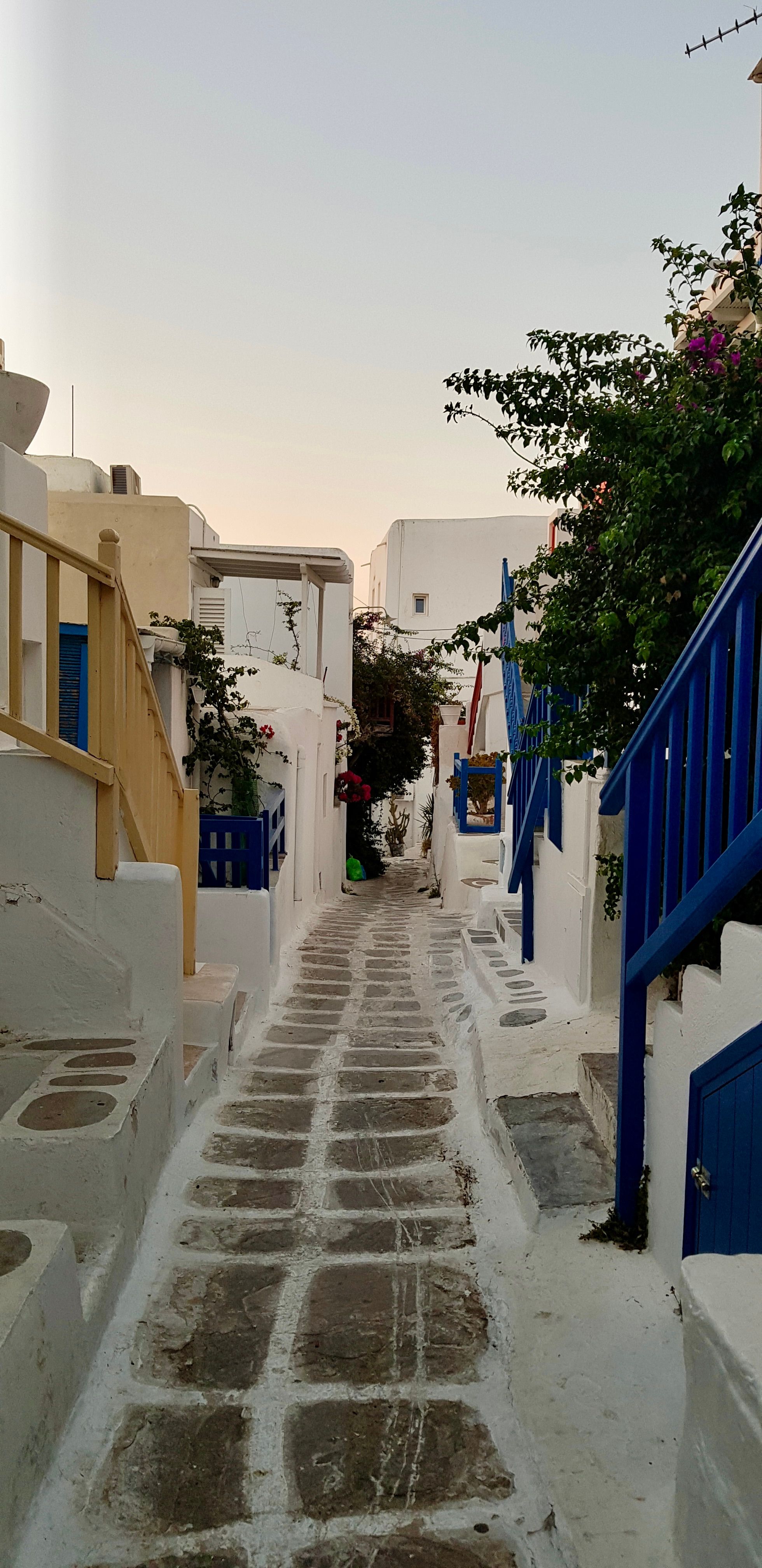 Vista interna das ruas de Mykonos ao entardecer