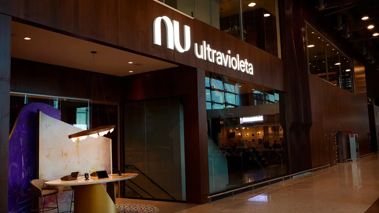 Entrada do Nubank Ultravioleta Lounge no Terminal 3 do Aeroporto de Guarulhos