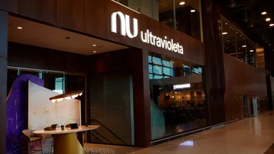Entrada do Nubank Ultravioleta Lounge no Terminal 3 do Aeroporto de Guarulhos