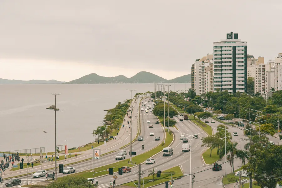 Vista aérea de Florianópolis com praias e cidade
