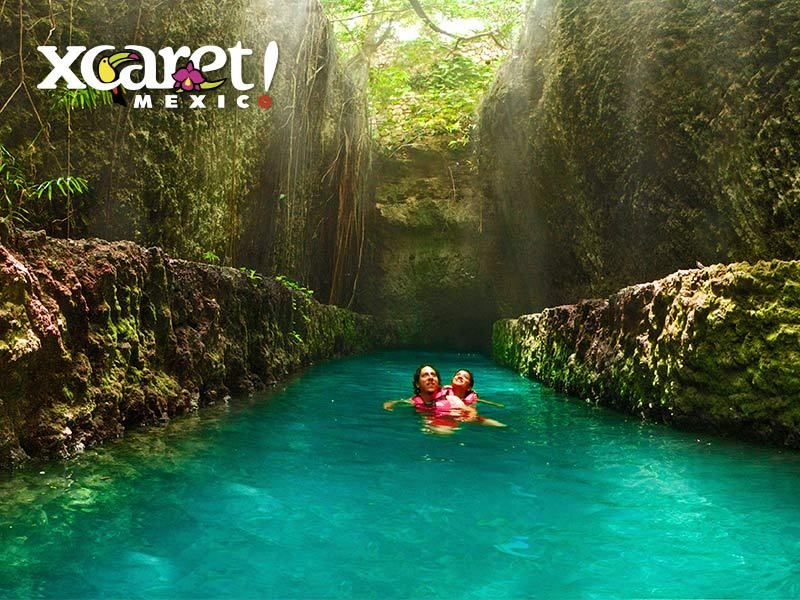 XCaret Mexico - Rio subterrâneo no parque eco-arqueológico