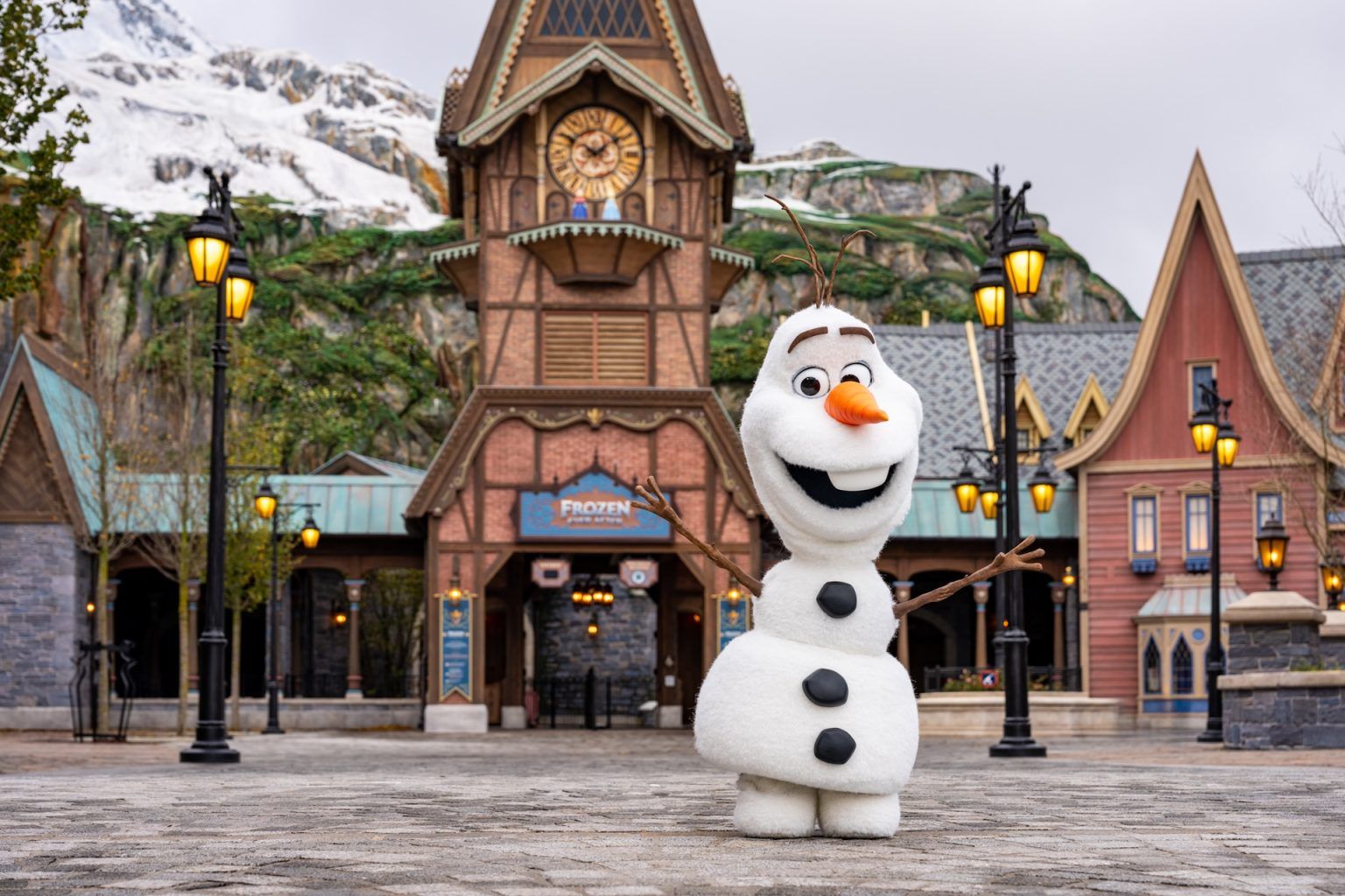 Olaf em frente à área World of Frozen no Disney Adventure World da Disneyland Paris
