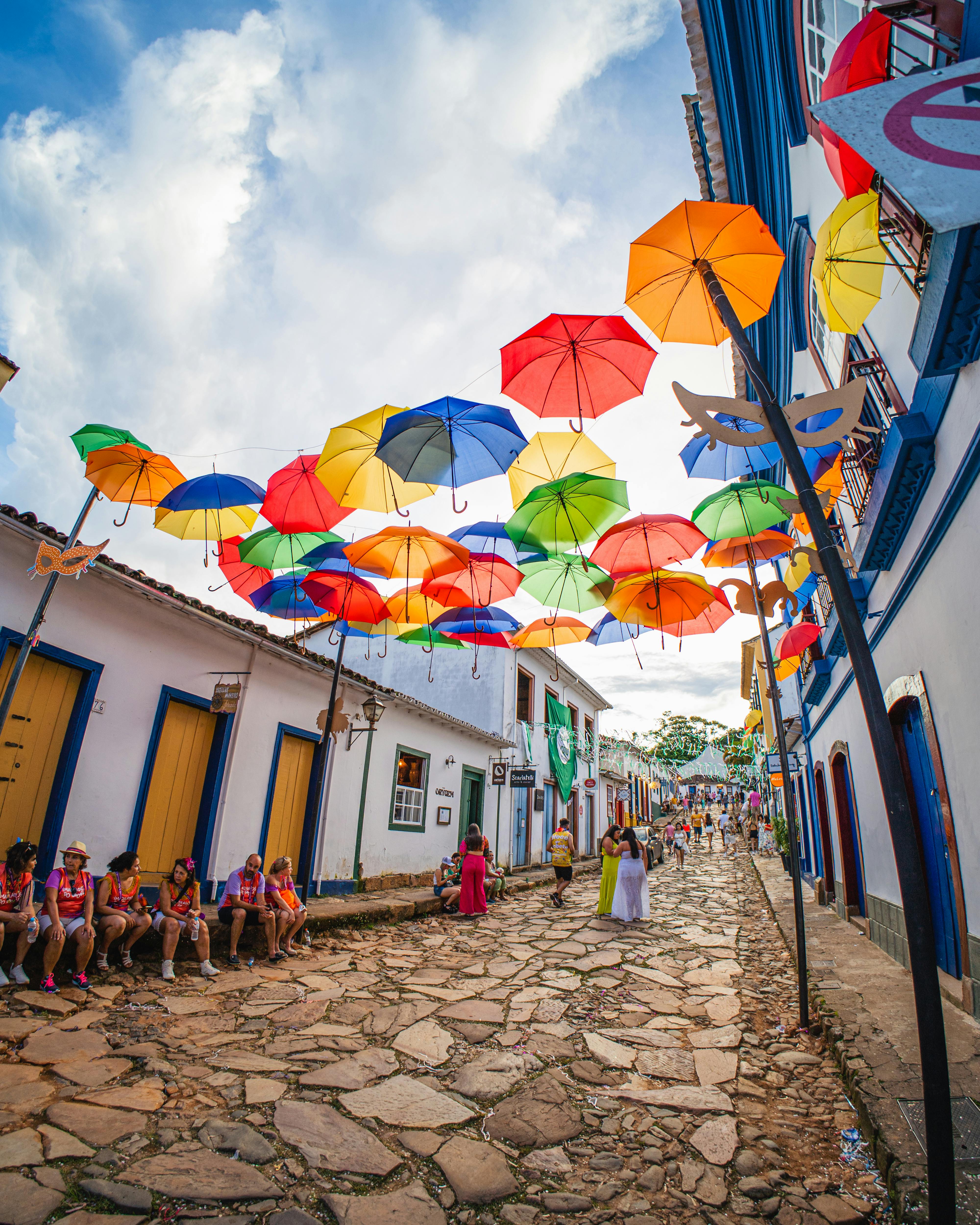 Tiradentes - Ruas coloridas com bandeirolas