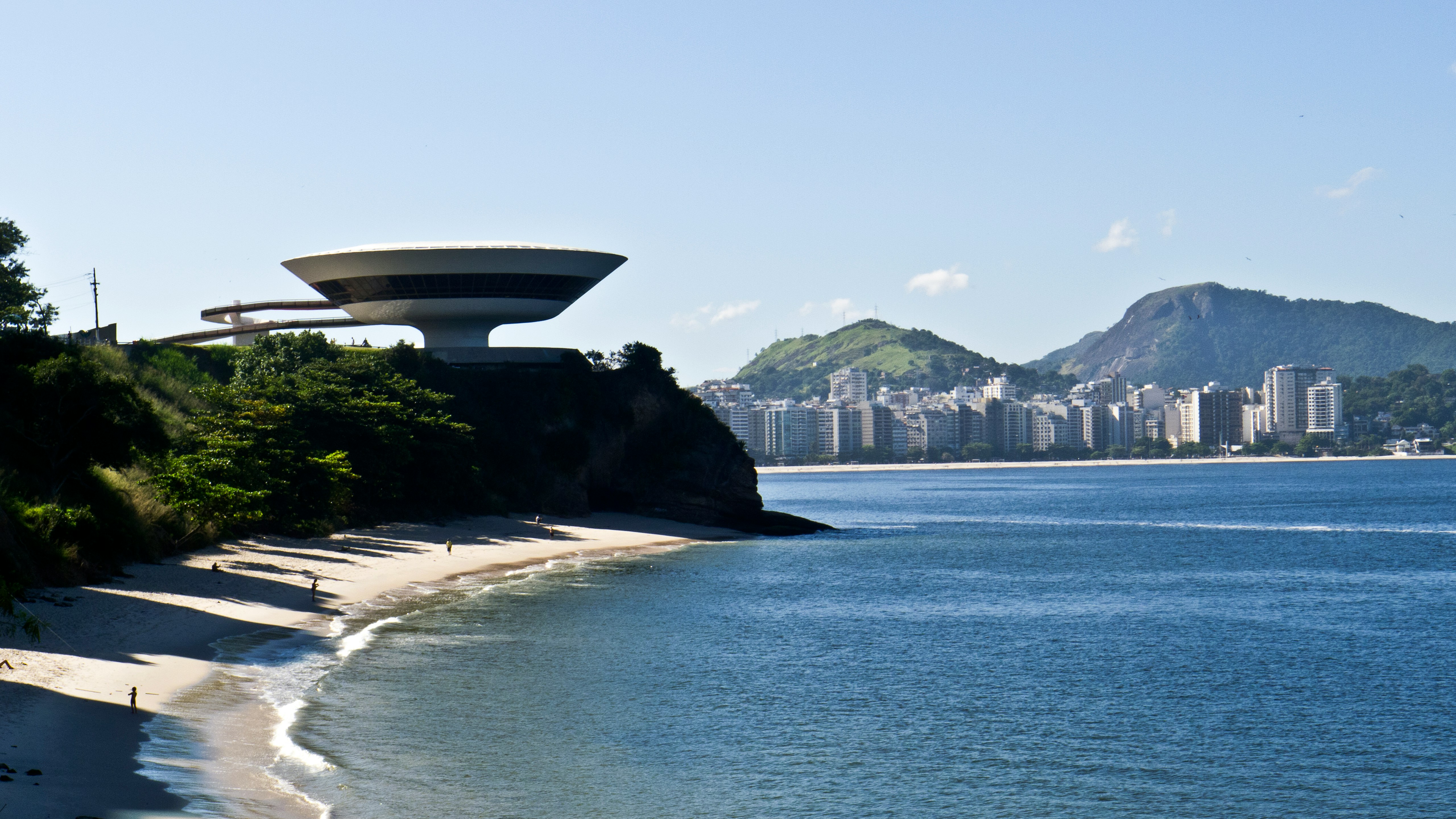 Vista de Niterói com praia e paisagem urbana